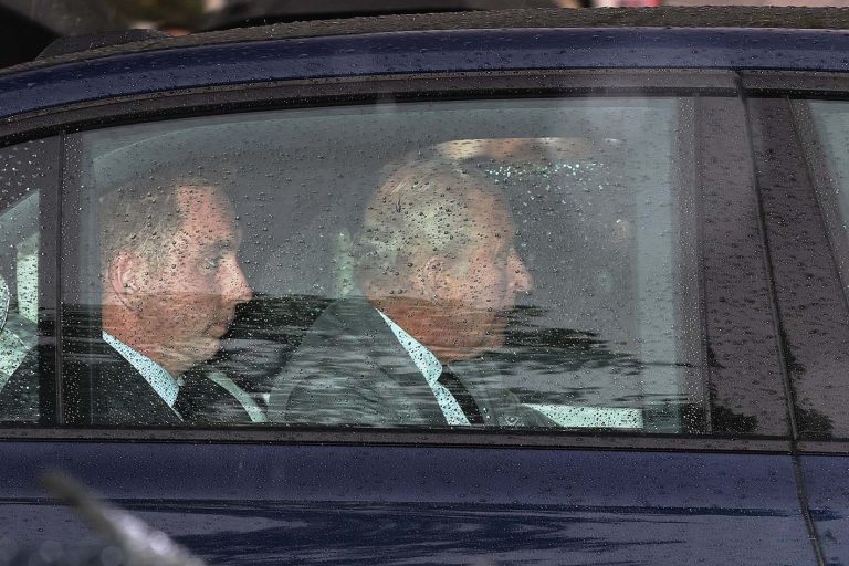 O Bασιλιάς Κάρολος III φτάνοντας στο Clarence House στις 10 Σεπτεμβρίου 2025 στο Λονδίνο για να συναντήσει τον πρίγκιπα Harry.