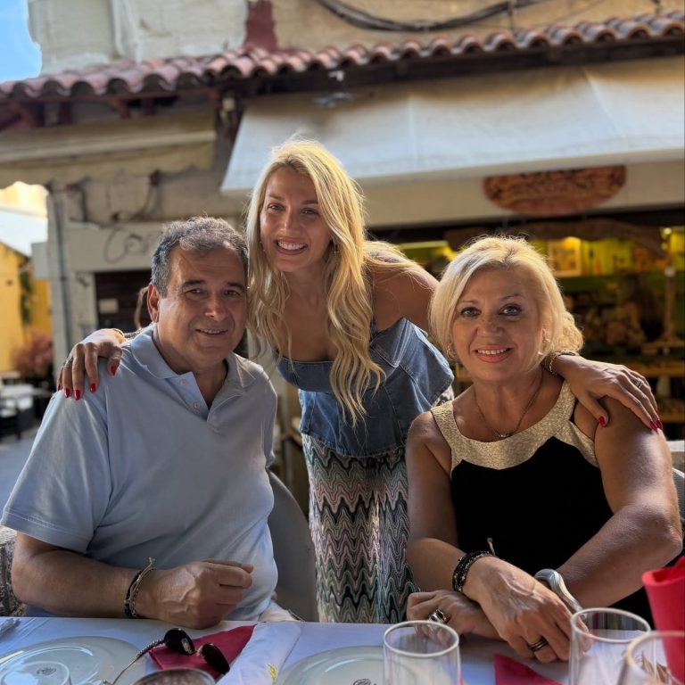 Η Κωνσταντίνα Σπυροπούλου με τους γονείς της
