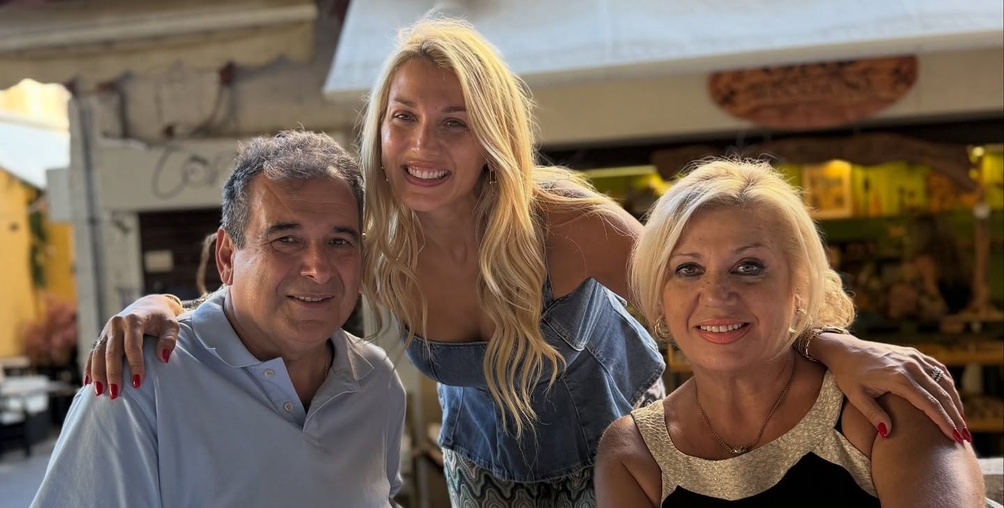 Η Κωνσταντίνα Σπυροπούλου με τους γονείς της