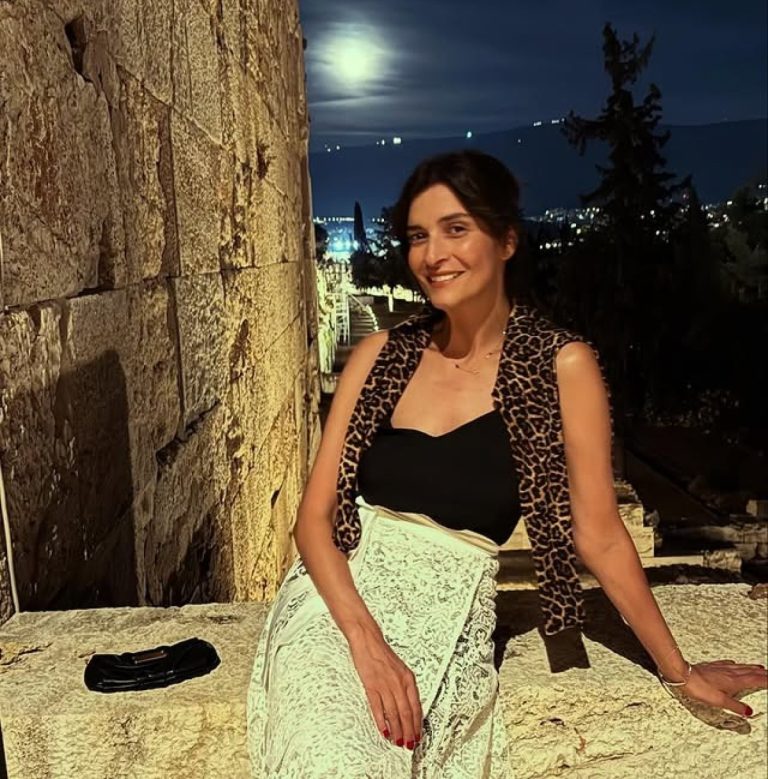 Η Αντιγόνη κουλουκάκου με φόντο το φεγγάρι