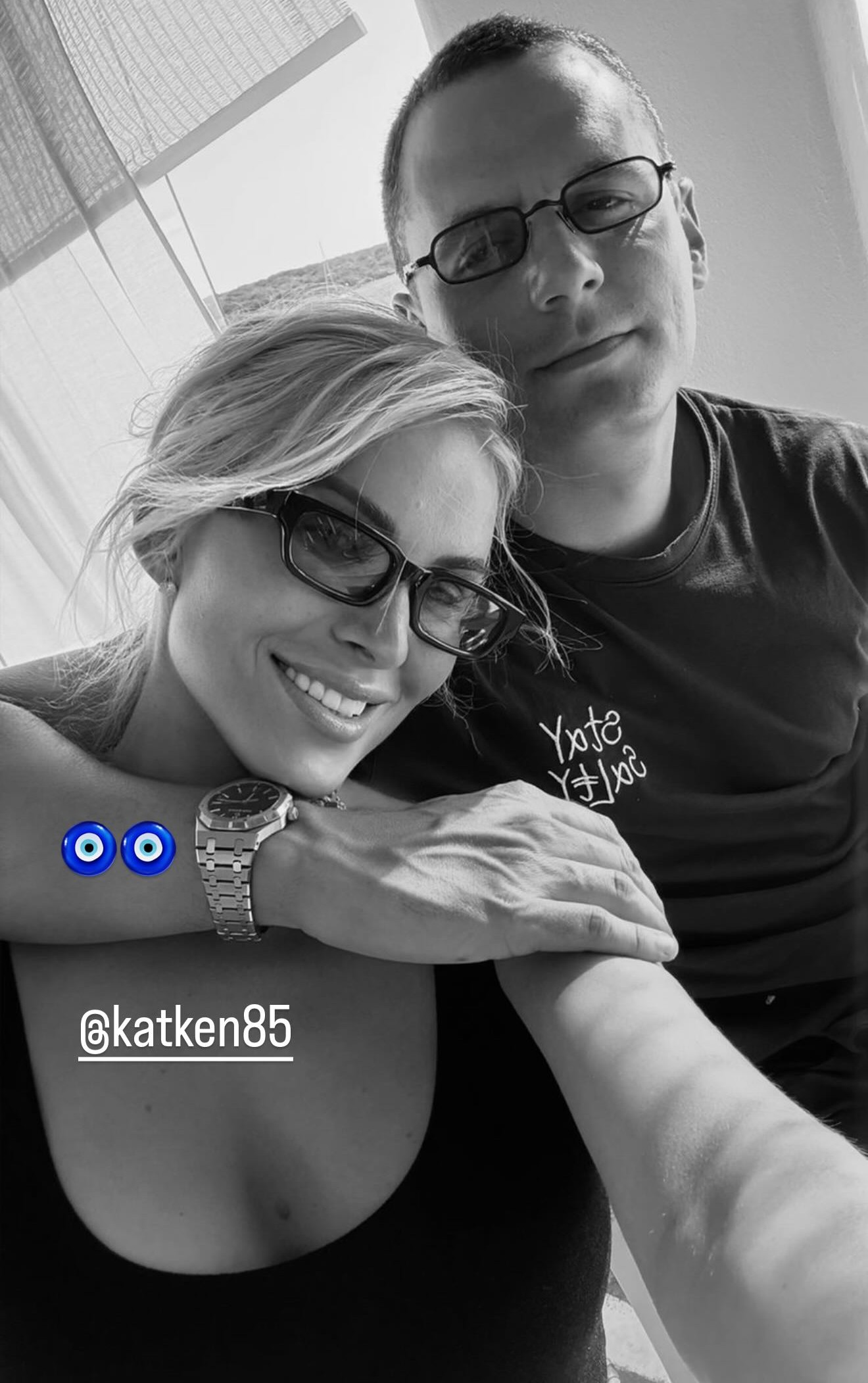 Ο Παναγιώτης Κουτσουμπής αγκαλιά με την Κατερίνα Καινούργιου