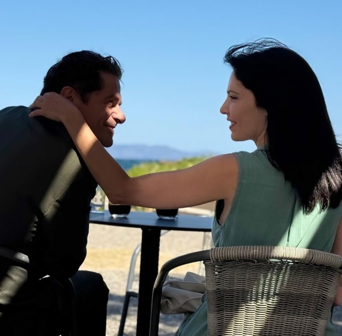 Ο Δημήτρης Λάλος αγκαλιά με τη Μαριλίτα Λαμπροπούλου