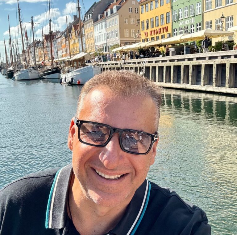 Ο Γιώργος Λιάγκας στη Δανία σε μία πολύχρωμη συνοικία