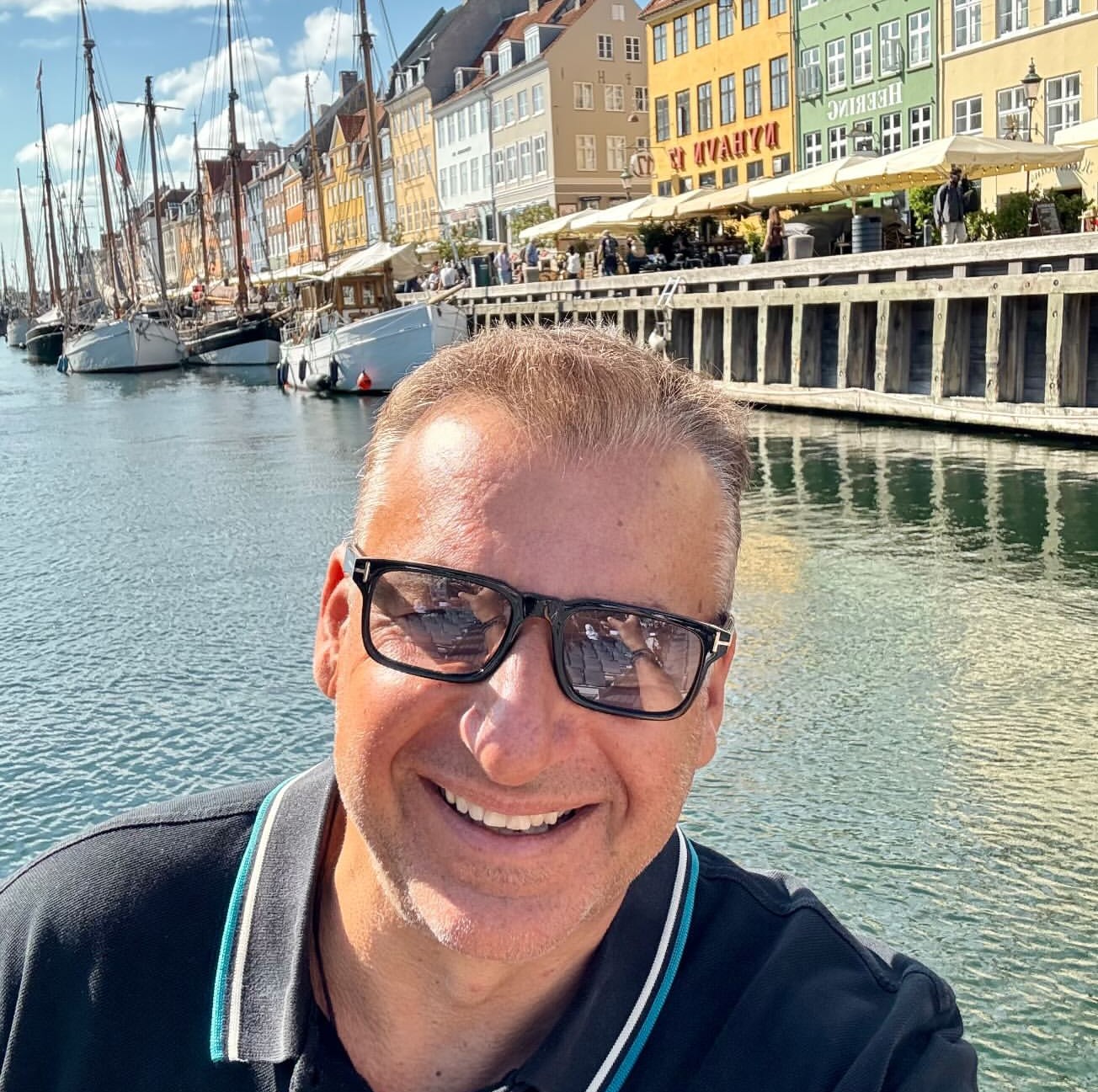 Ο Γιώργος Λιάγκας στη Δανία σε μία πολύχρωμη συνοικία