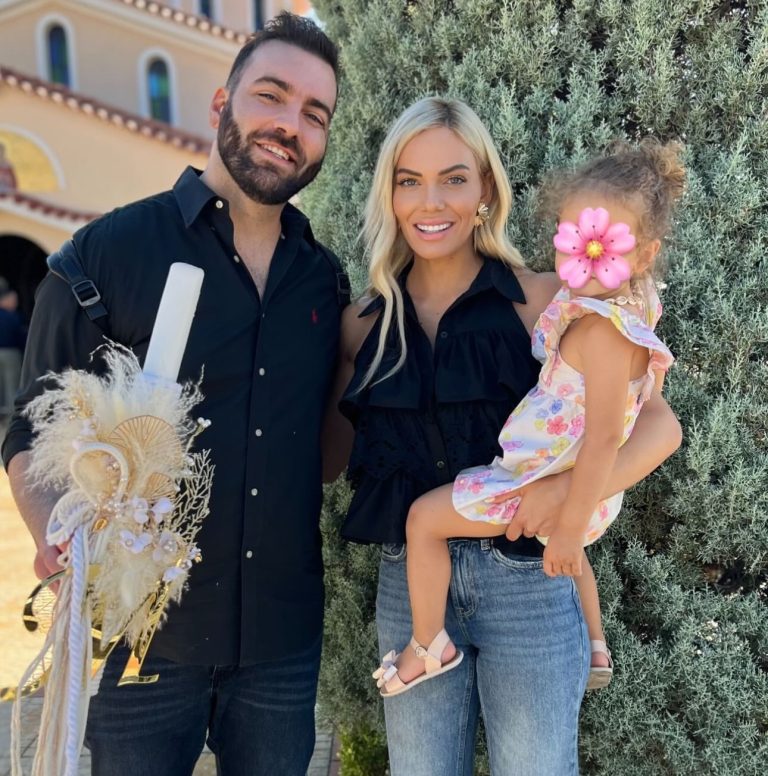 Η Ιωάννα Μαλέσκου στην εκκλησία με την κόρη της και τον νονό της