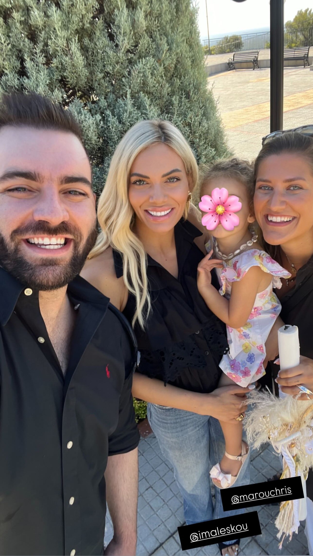 Η Ιωάννα Μαλέσκου στην εκκλησία με την κόρη της και τον νονό της