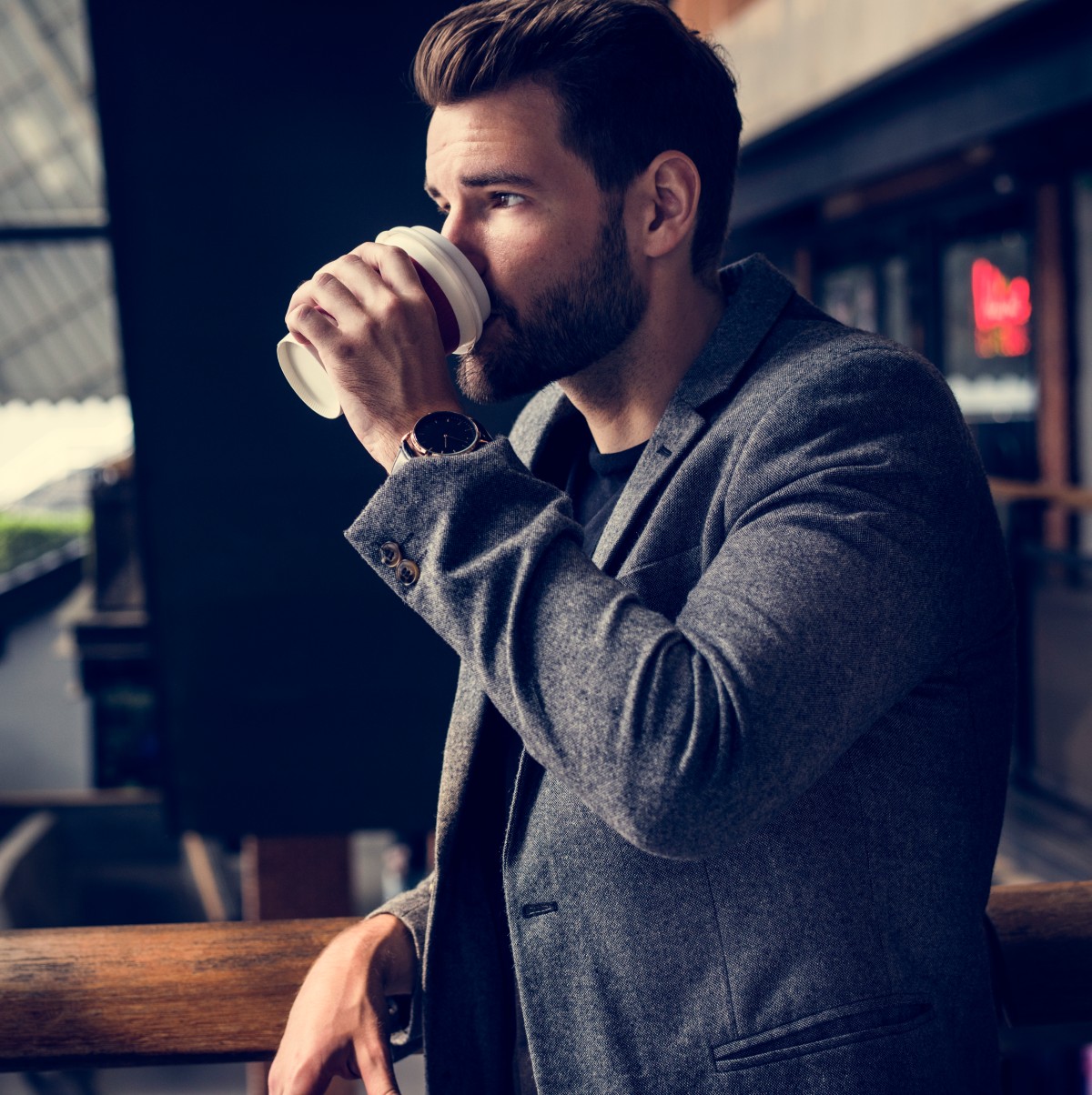 Γοητευτικός άνδρας πίνει καφέ