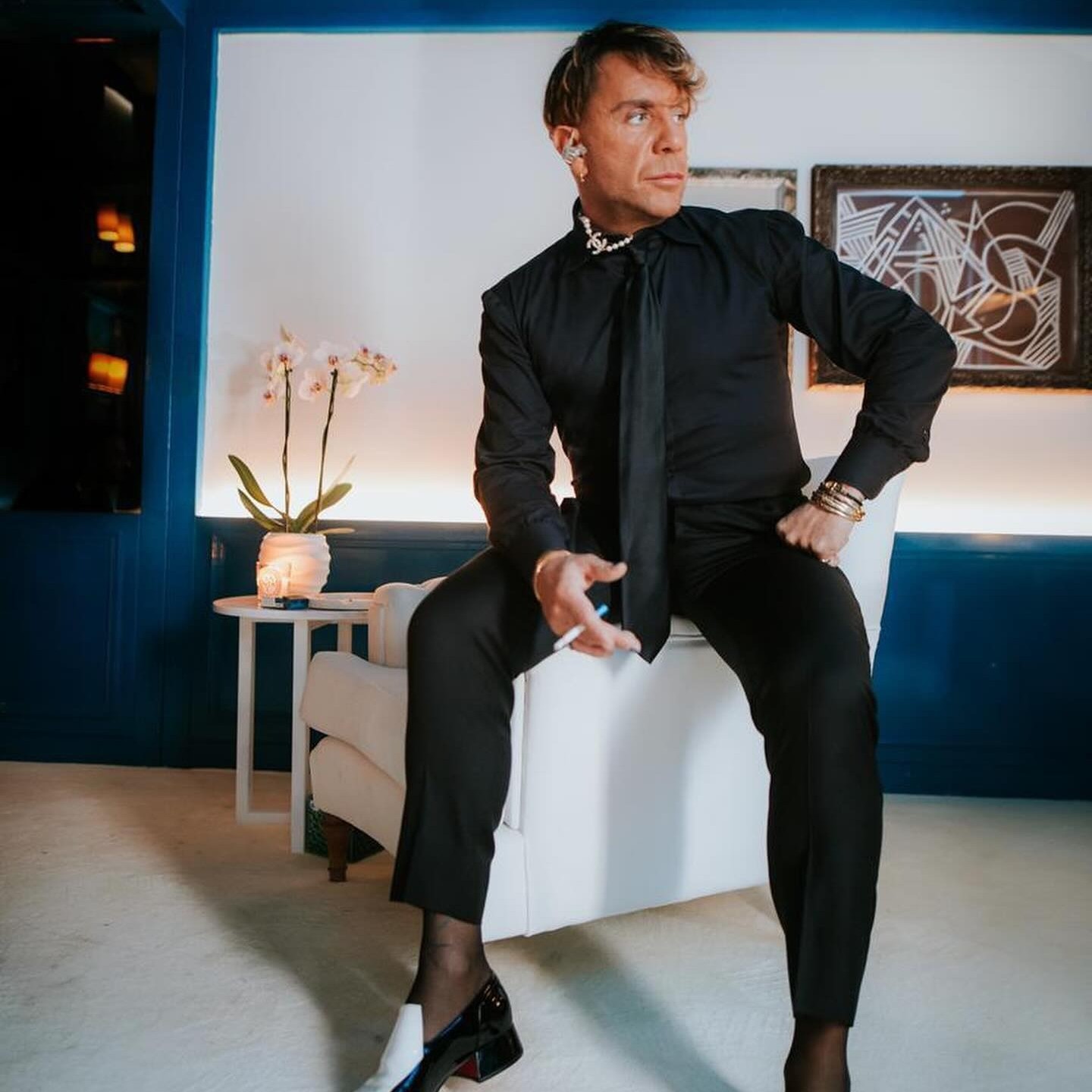 Ο Γιώργος Μαζωνάκης με μαύρο κοστούμι