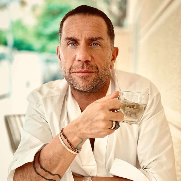 Ο Γιώργος Μαζωνάκης πίνει τσάι