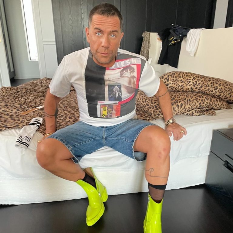 Ο Γιώργος Μαζωνάκης στο κρεβάτι του σπιτιού