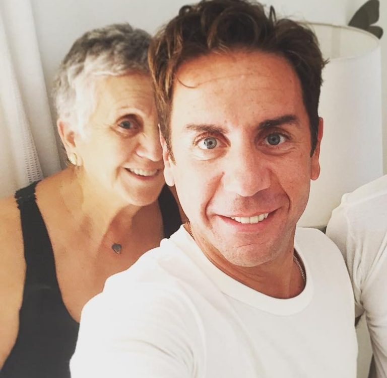 Ο Γιώργος Μαζωνάκης με τη μητέρα του