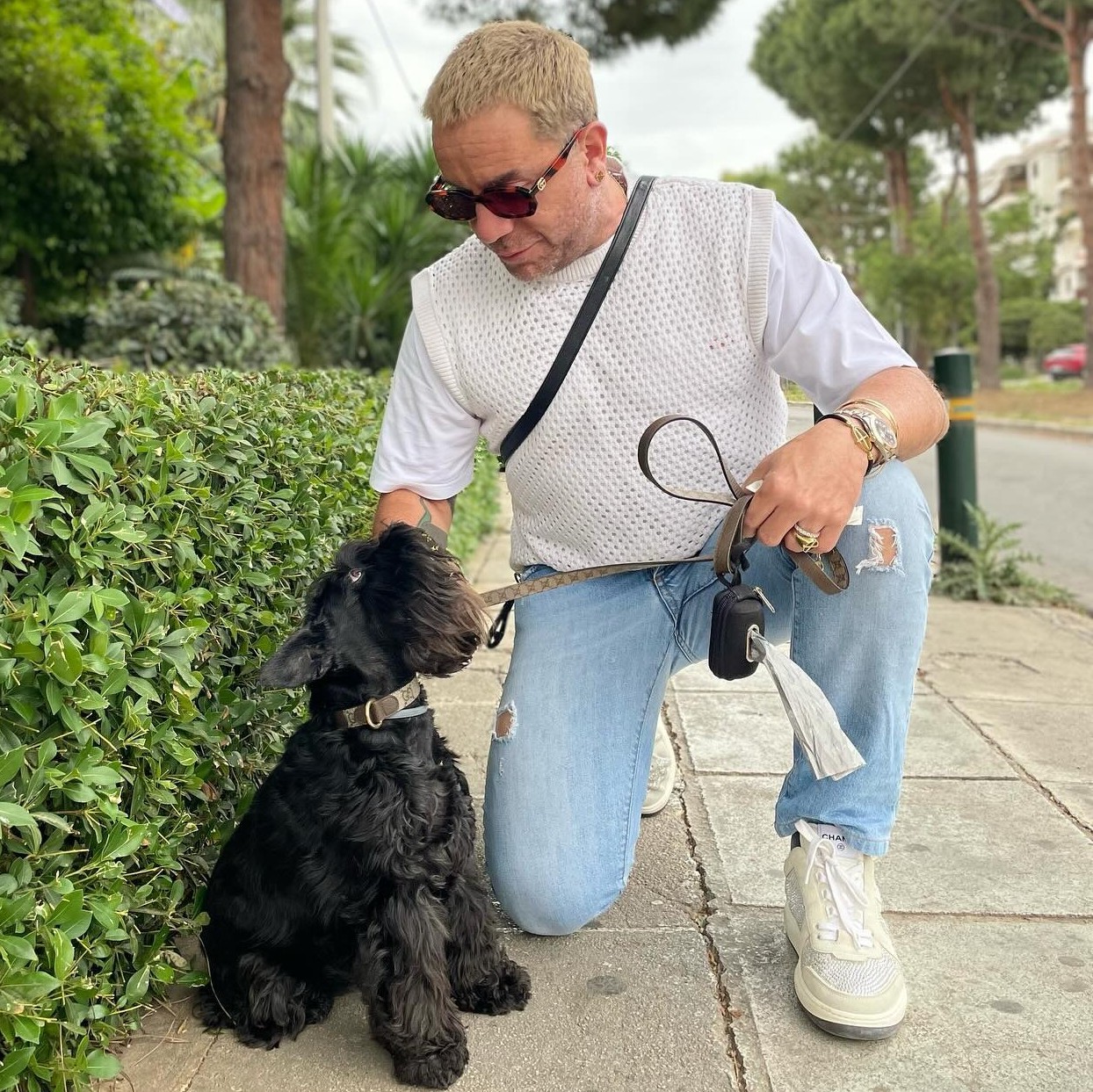 Ο Γιώργος Μαζωνάκης με το σκυλάκι του