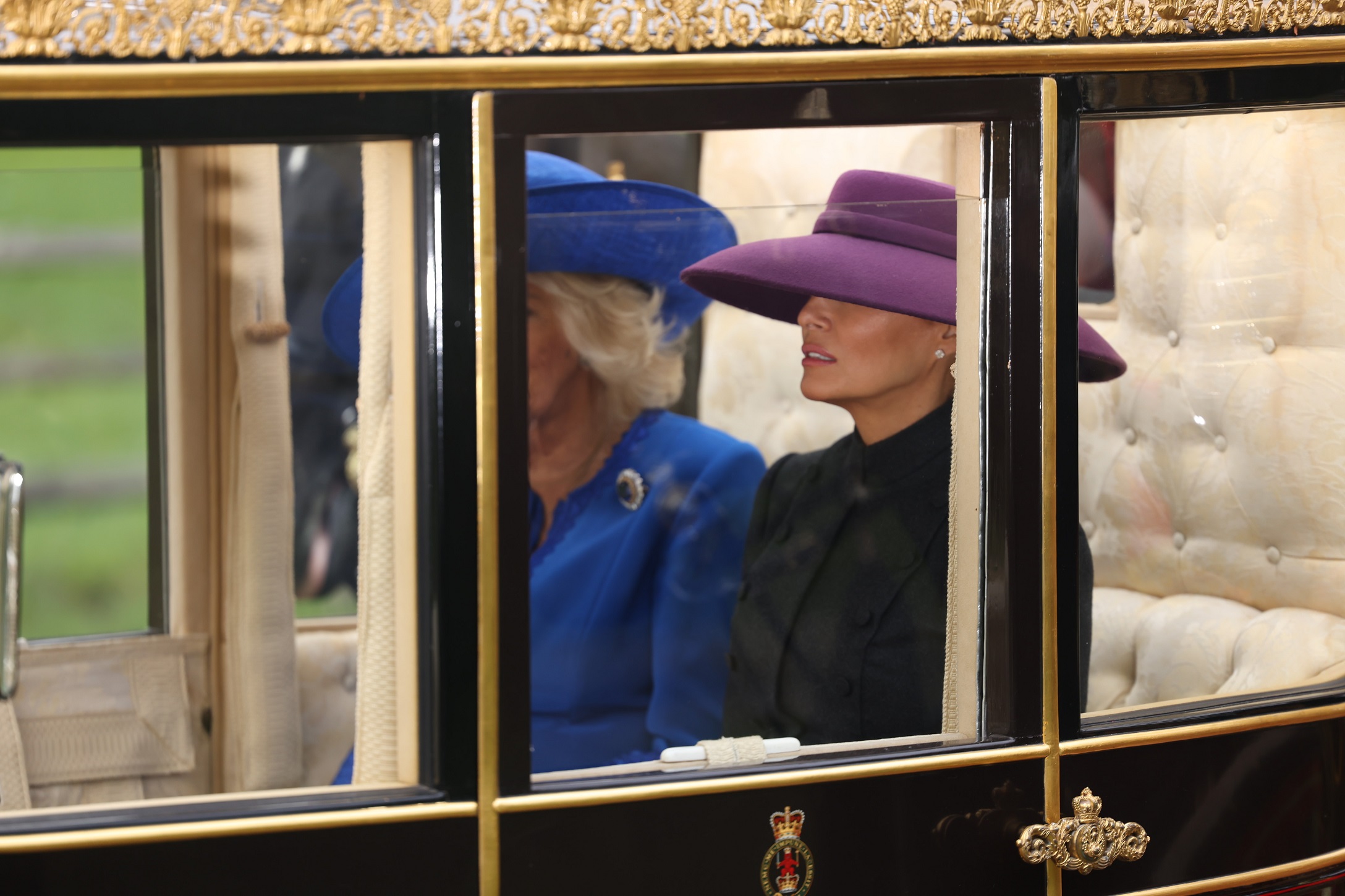 H βασίλισσα Camilla και η Πρώτη Κυρία των ΗΠΑ Melania Trump στηνάμαξα με προορισμό το Κάστρο του Ουίνδσορ, 17 Σεπτεμβρίου 2025