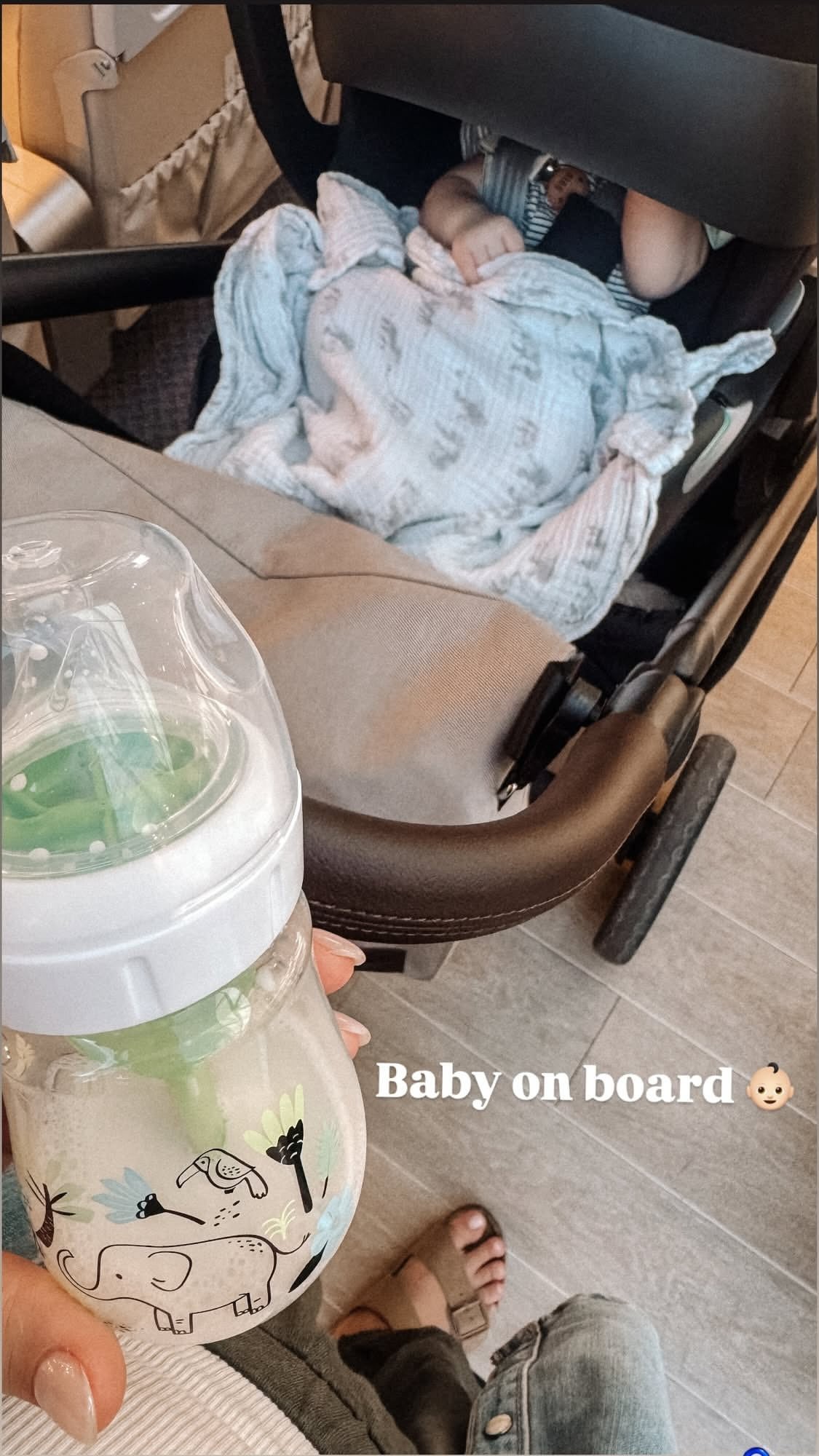 Η Ευρυδίκη Βαλαβάνη με το μωρό της στο πλοίο