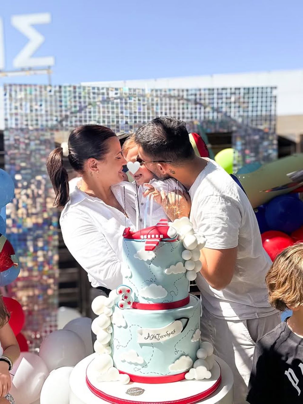 Νάργες Σαντικάι γενέθλια γιος