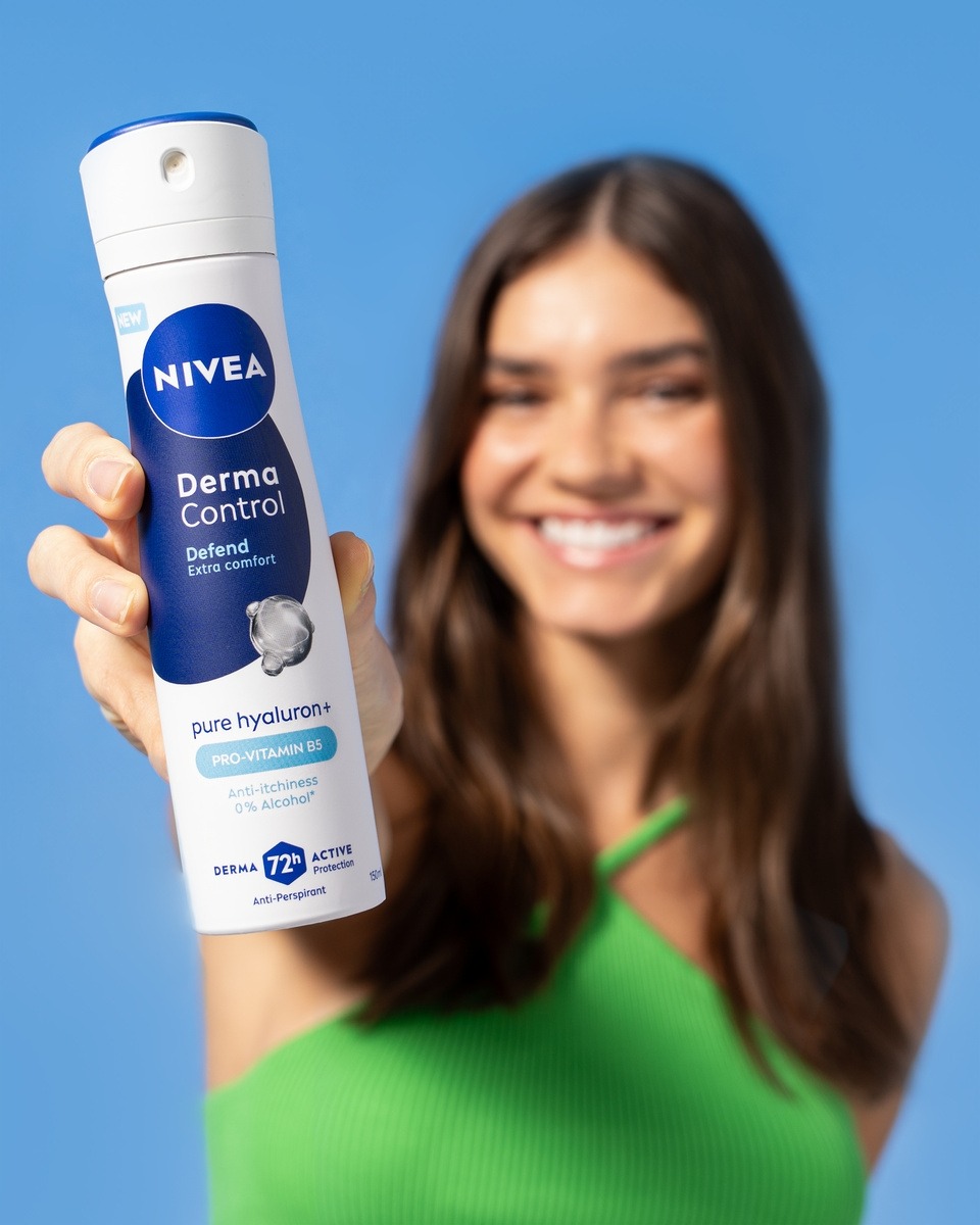 κοπέλα κρατάει το σπρέι nivea derma deo defend