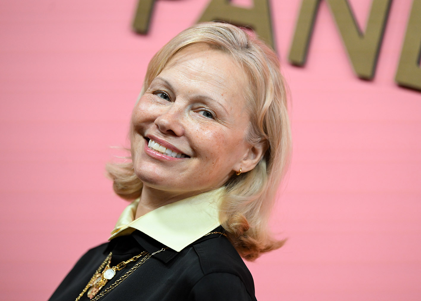 H Pamela Anderson στην παρουσίαση της συλλογής Talisman της Pandora στις 8 Σεπτεμβρίου 2025 στη Νέα Υόρκη.