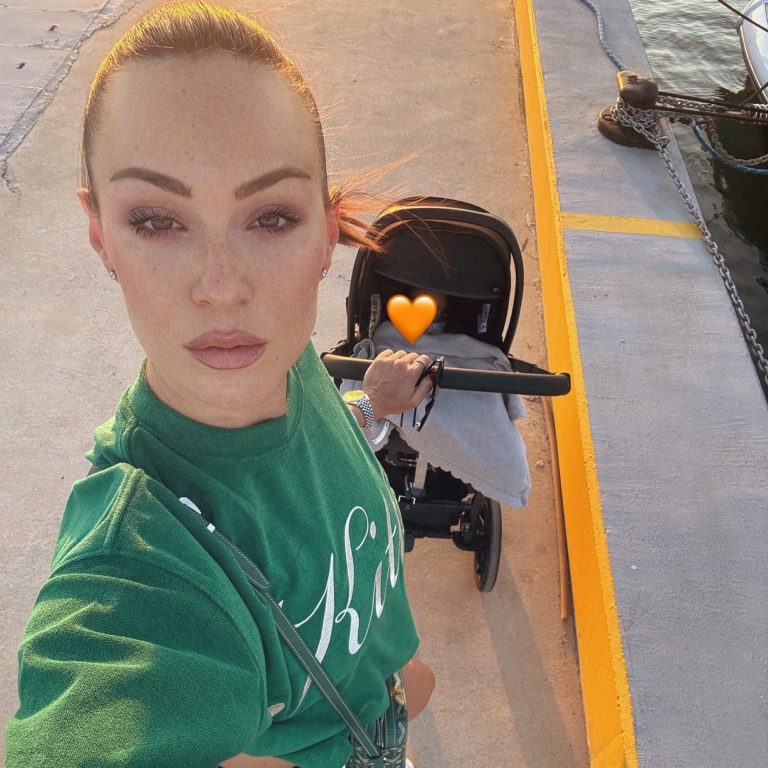 Η βόλτα της Δώρας Παντέλη με το μωρό της