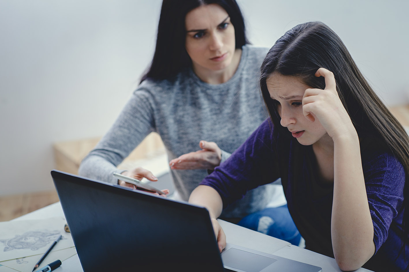 Tεχνητή Νοημοσύνη και μάθηση. Μαθήτρια μελετά με τη μαμά της δίπλα.