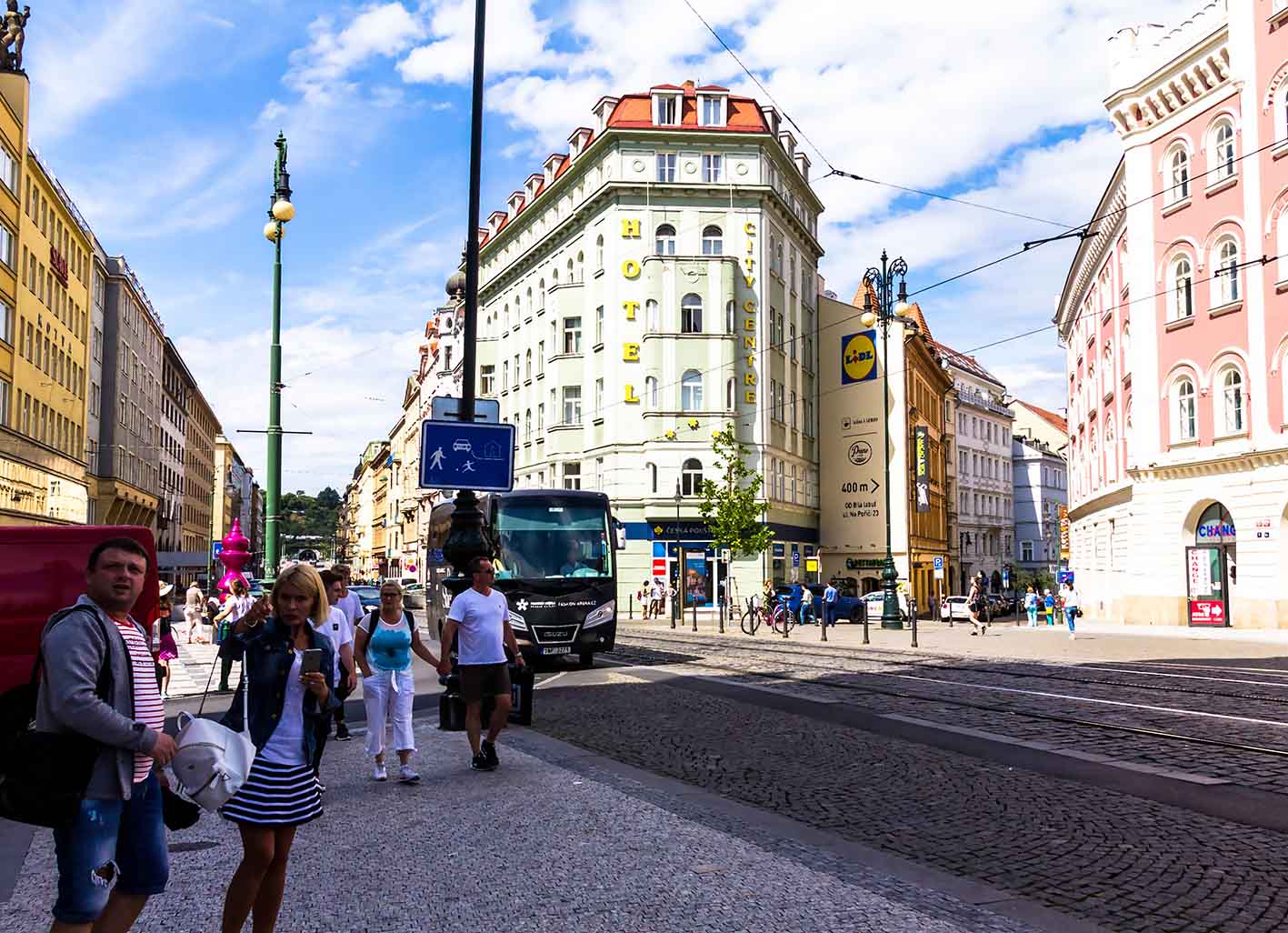 Τουρίστες και ντόπιοι στην Πλατεία Δημοκρατίας (Namesti Republiky) στην Παλιά Πόλη (Stare Mesto) της Πράγας, κοντά στο εμπορικό κέντρο Palladium και το ξενοδοχείο "City Centre".