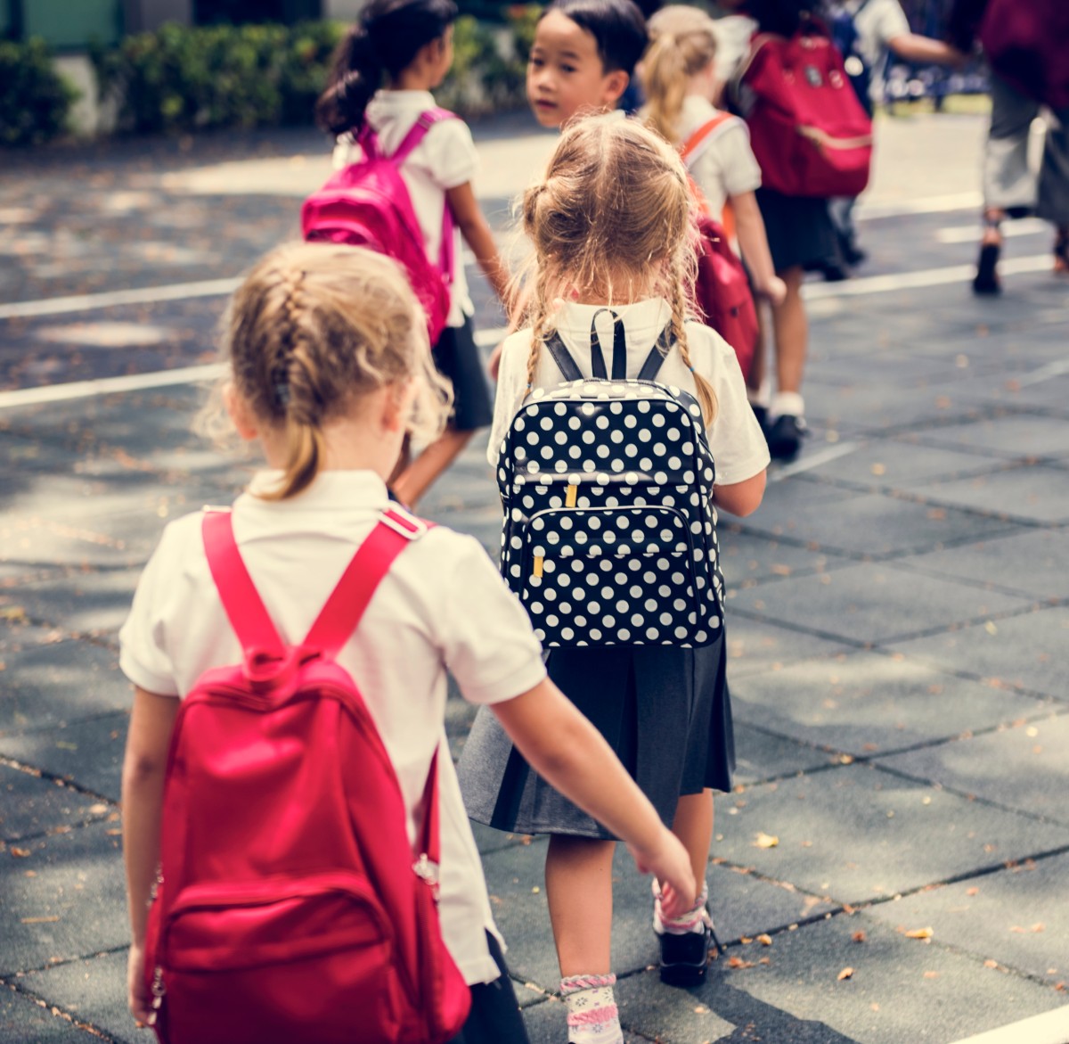 Παιδιά - μαθητές πάνε σχολείο