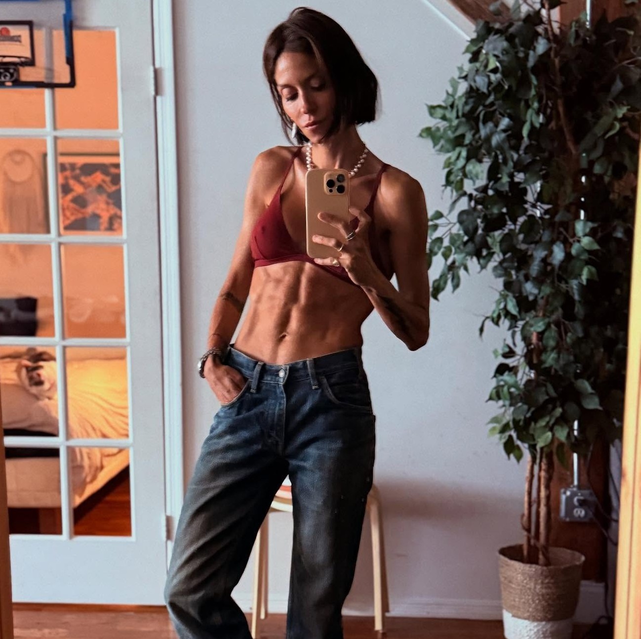 Η Σοφία Καρβέλα με τζιν