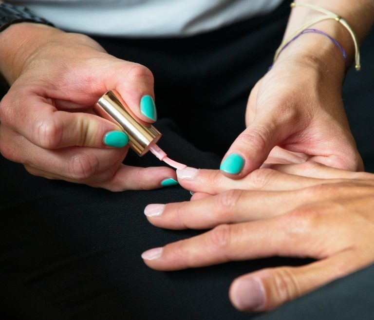 Tεχνήτρια νυχιών