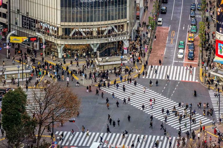 Στο Τόκυο η γνωστή διασταύρωση Shibuya Scramble Crossing με πλήθος κόσμου.