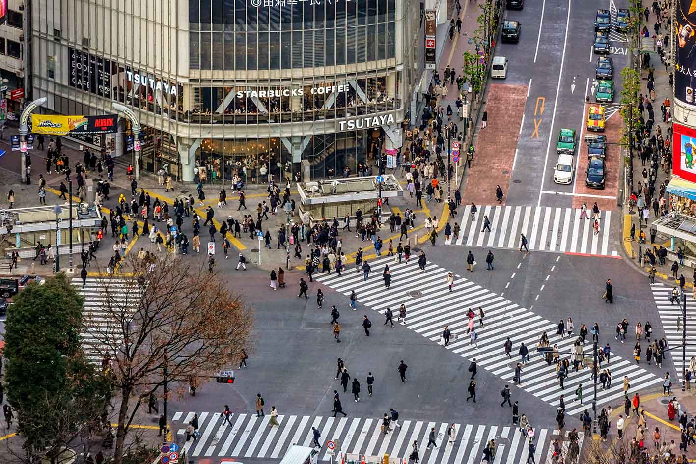 Στο Τόκυο η γνωστή διασταύρωση Shibuya Scramble Crossing με πλήθος κόσμου.