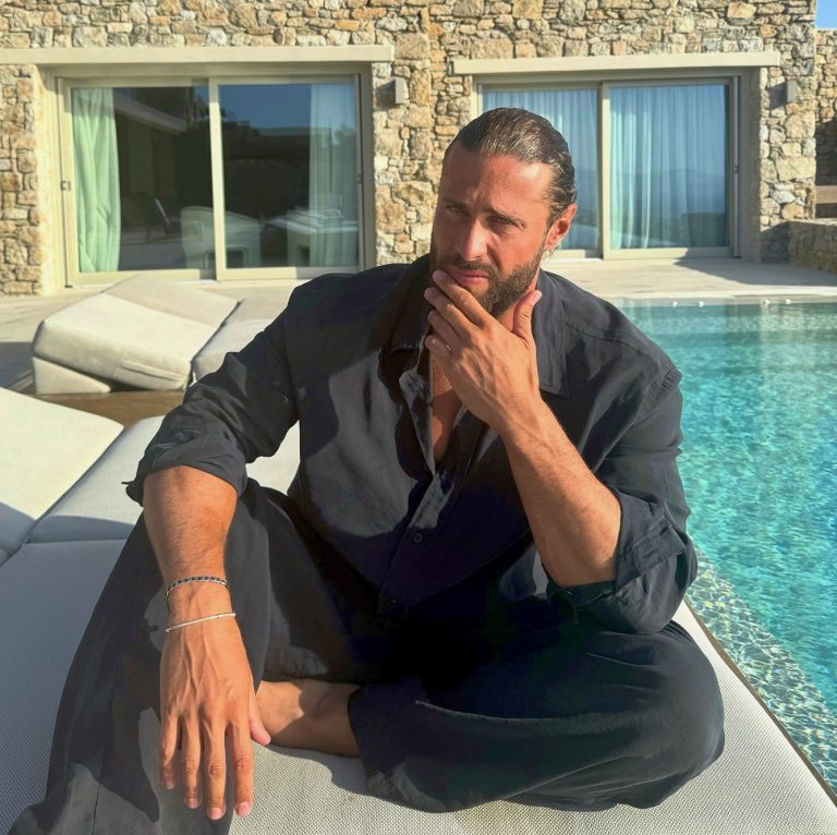 Ο Κωνσταντίνος Βασάλος σε πισίνα