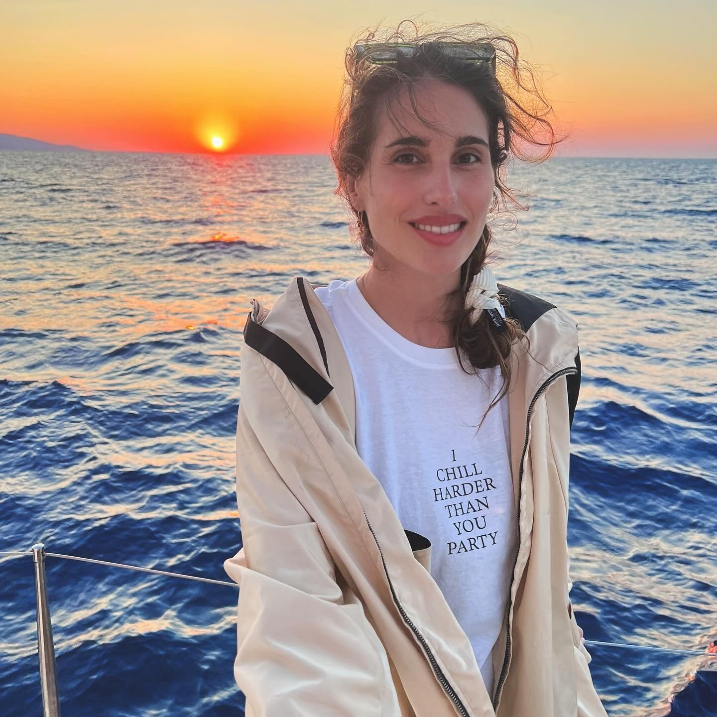 Η Παυλίνα Βουλγαράκη με φόντο τη θάλασσα