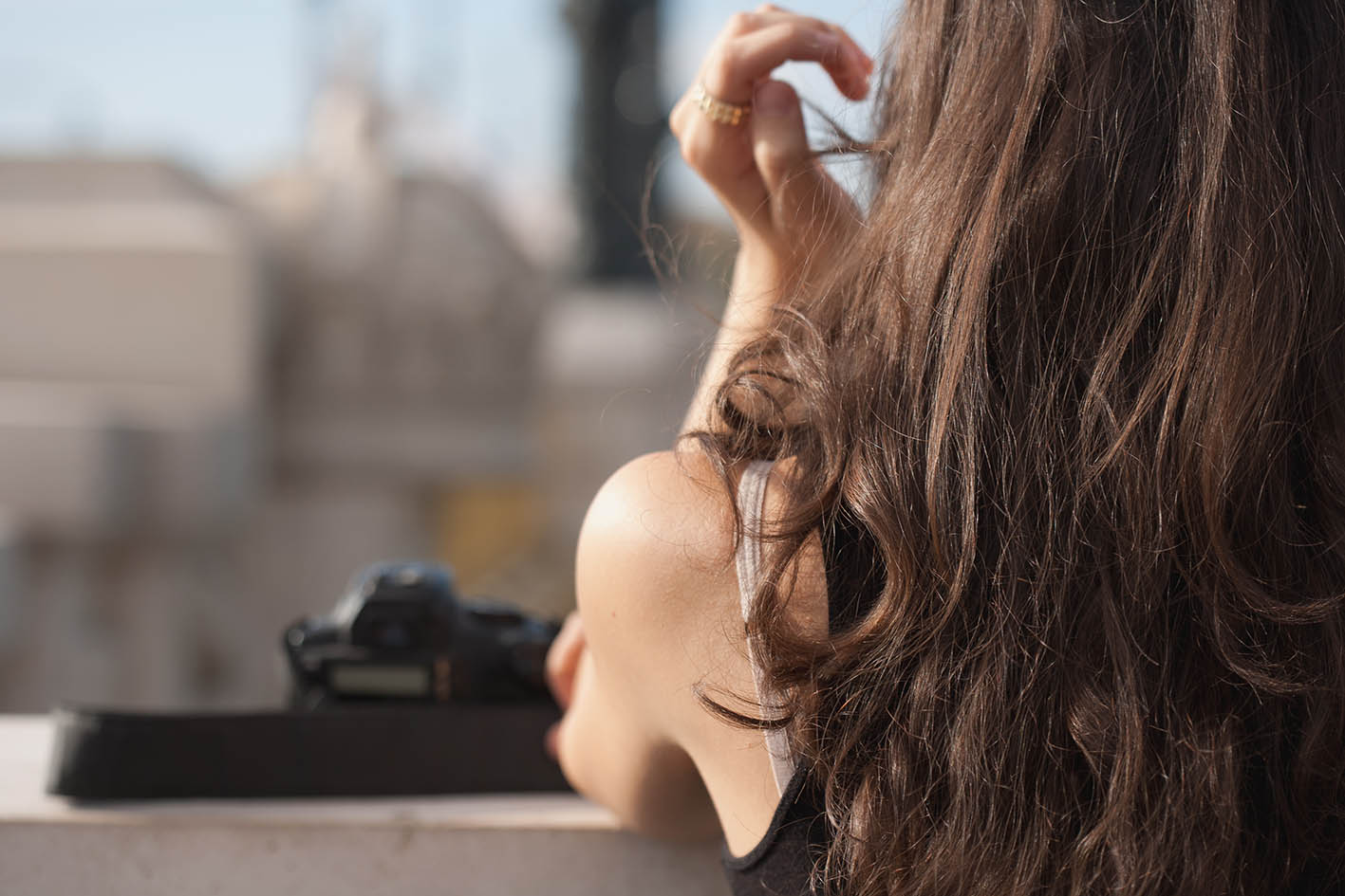 Γυναίκα με πλάτη και καστανά μαλλιά