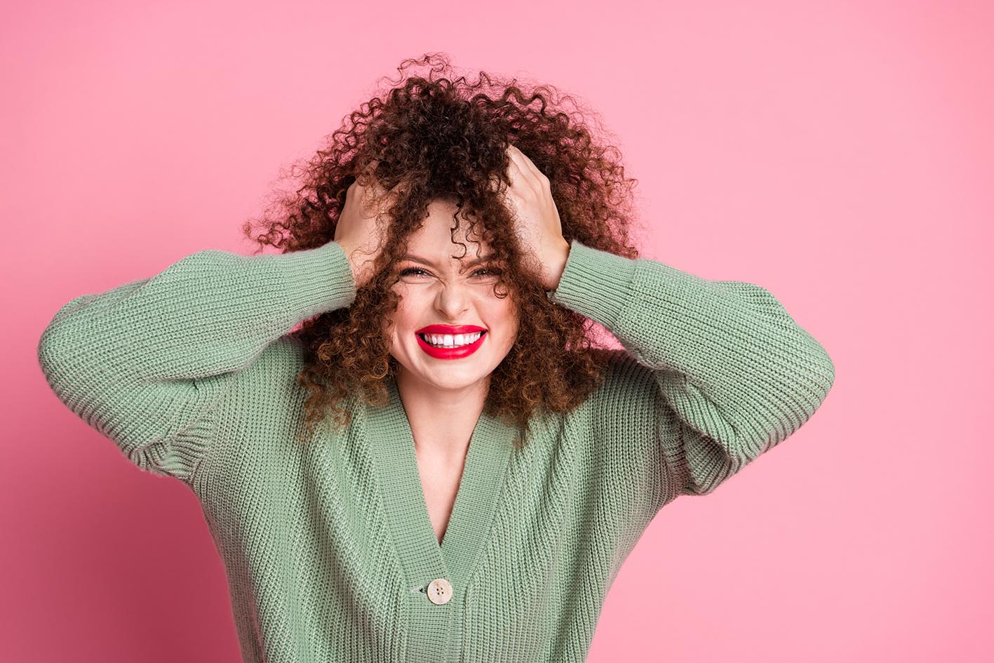 Γυναίκα χαρούμενη με σγουρά μαλλιά