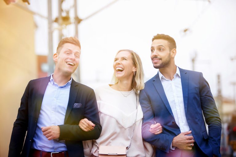 Γυναίκα φλερτάρει με δύο άνδρες