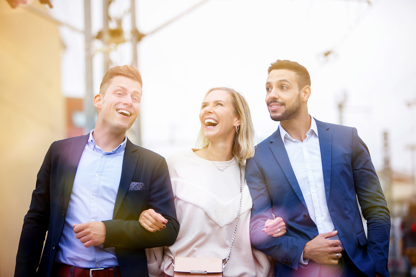 Γυναίκα φλερτάρει με δύο άνδρες