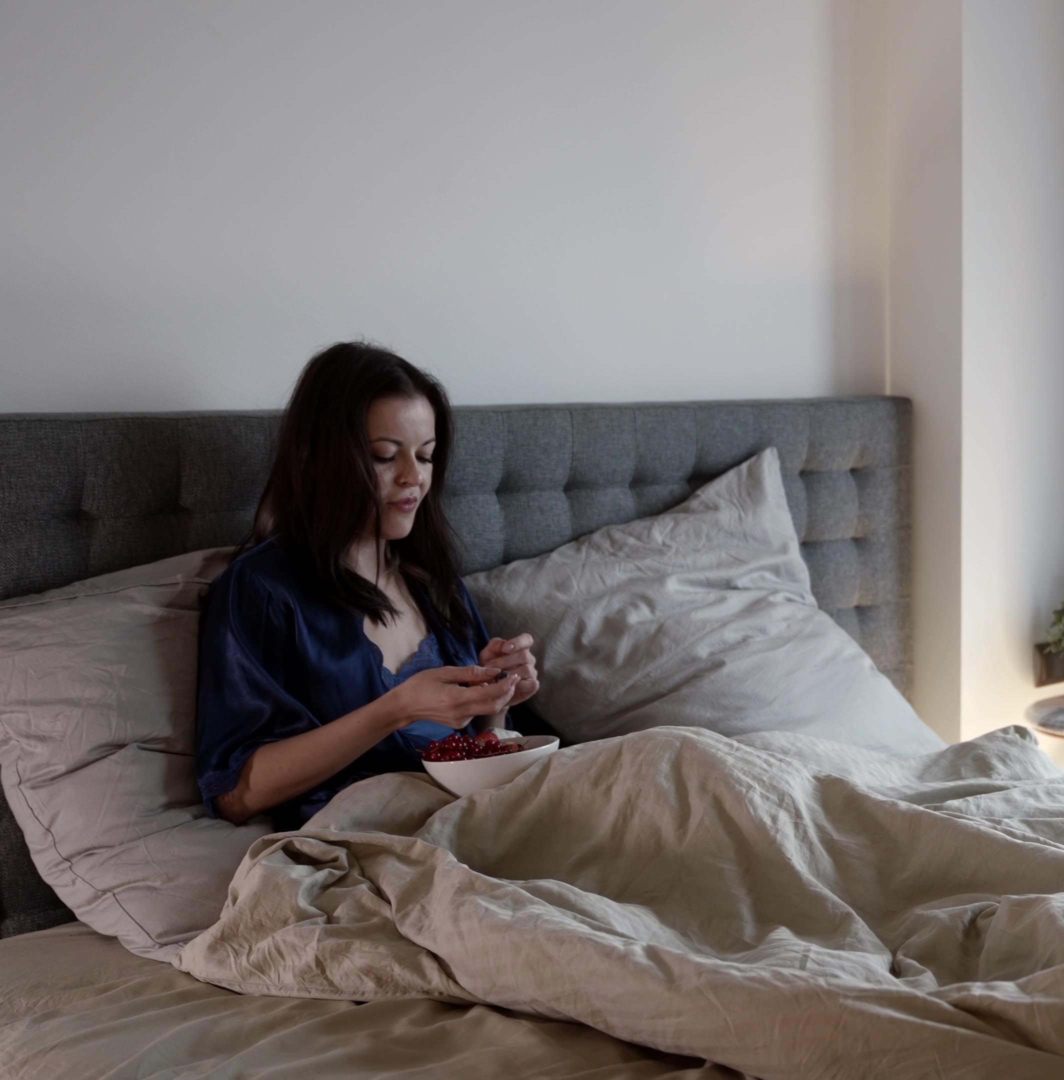 Γυναίκα στο κρεβάτι τρώει