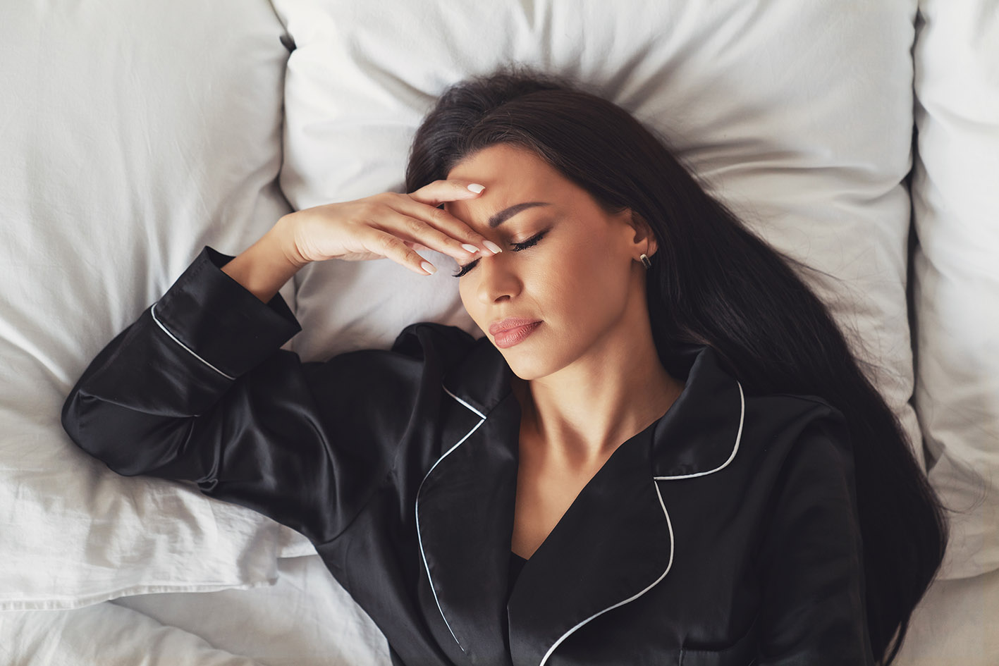 Γυναίκα προσπαθεί να κοιμηθεί