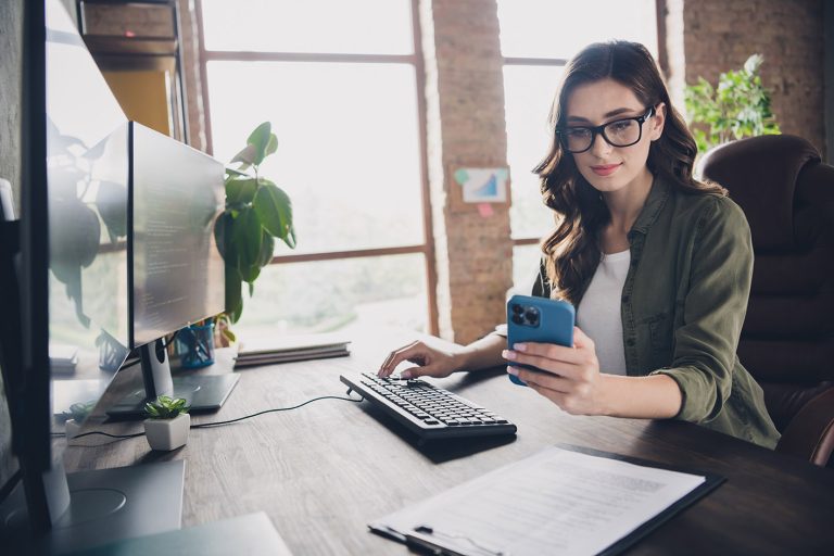 Γυναίκα στο γραφείο της