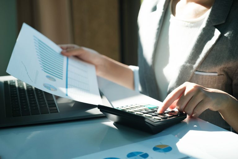 Γυναίκα ελέγχει χαρτιά λογιστηρίου