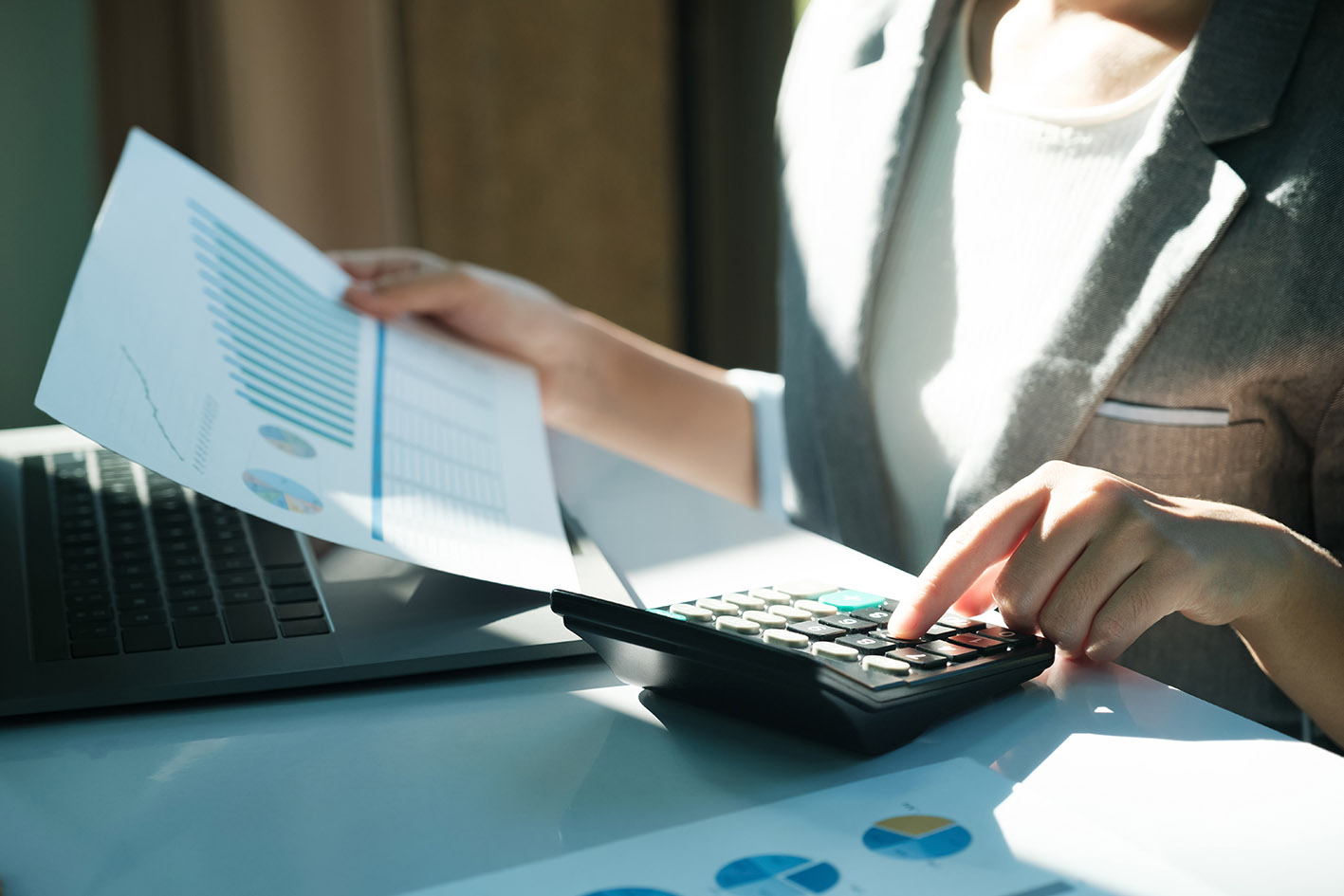 Γυναίκα ελέγχει χαρτιά λογιστηρίου