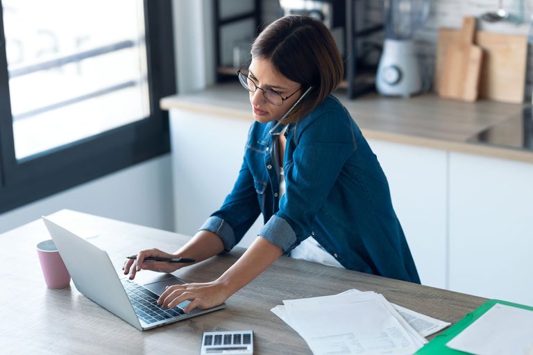 Γυναίκα στο σπίτι στο κομπιούτερ δουλεύει