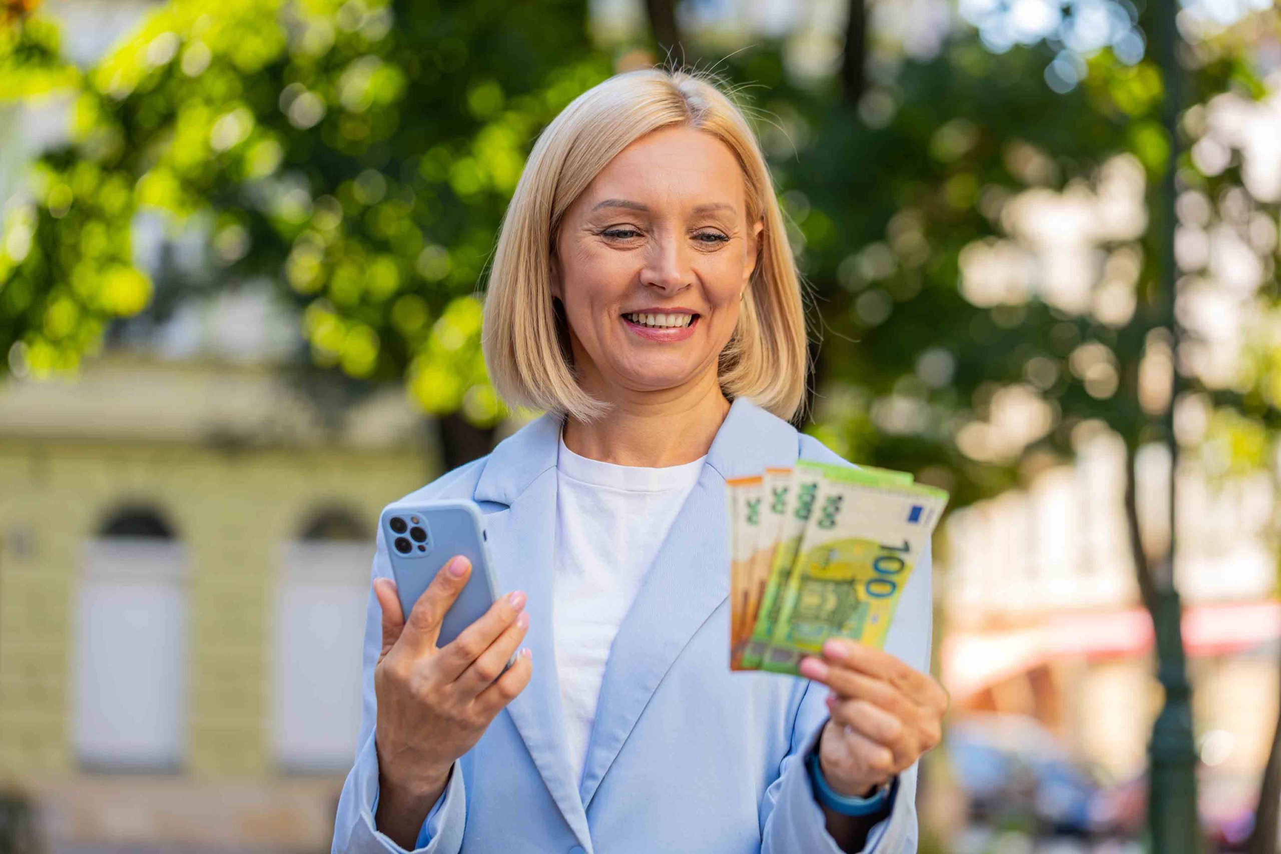 Γυναίκα με χρήματα στο χέρι