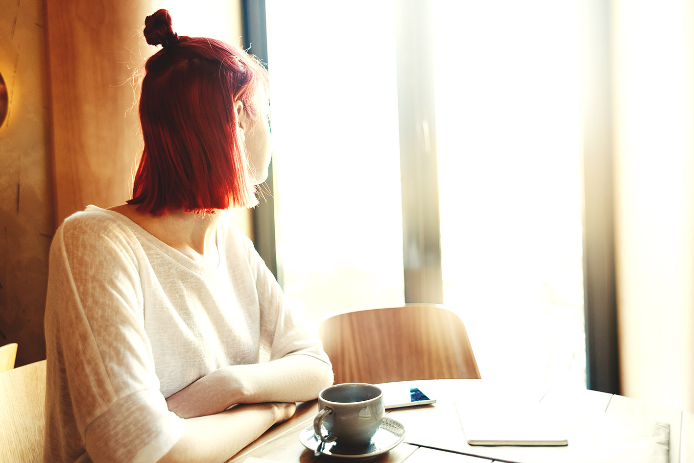 Γυναίκα νέα σε καφέ