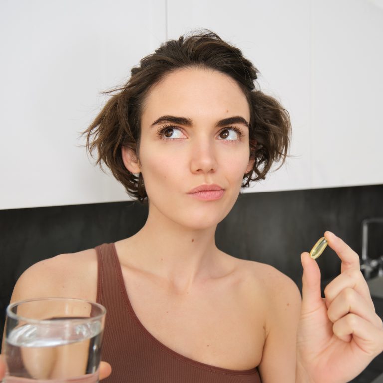 Γυναίκα παίρνει συμπληρώματα διατροφής