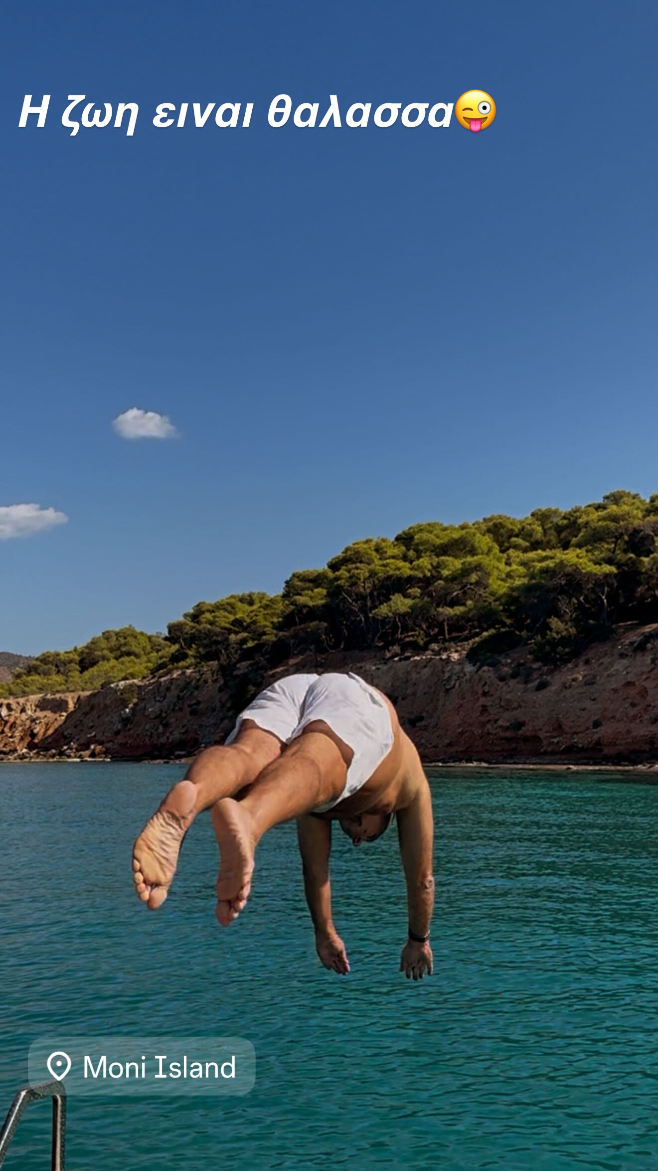 Η βουτιά του Γιώργου Λιάγκα στη νησίδα Μονή στην Αίγινα