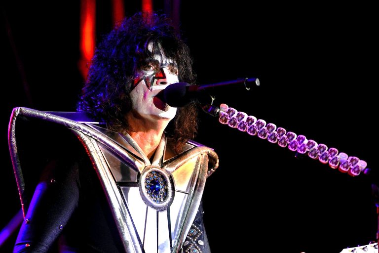 Ο Ace Frehley των Kiss στη συναυλία στο πλαίσιο της περιοδείας End of the Road, στις 4 Δεκεμβρίου 2022