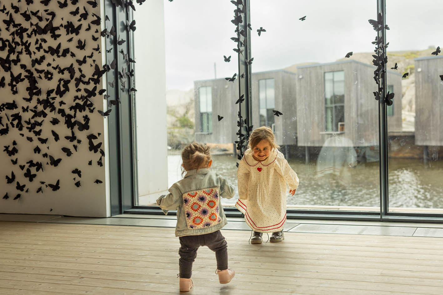 Παιδιά παίζουν στο Μουσείο Aκουαρέλας στη Σουηδία στο νησί Tjörn.