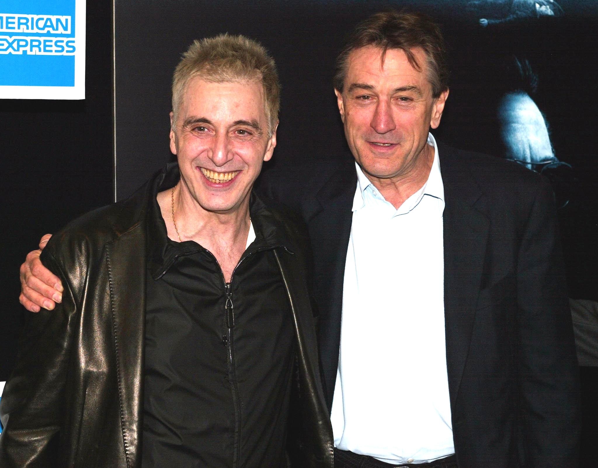O Al Pacino και ο Robert De Niro ποζάρουν για τους φωτογράφους στην πρεμιέρα της ταινίας "Insomnia" στο Tribeca Film Festival στη Νέα Υόρκη, στις 11 Μαΐου 2002