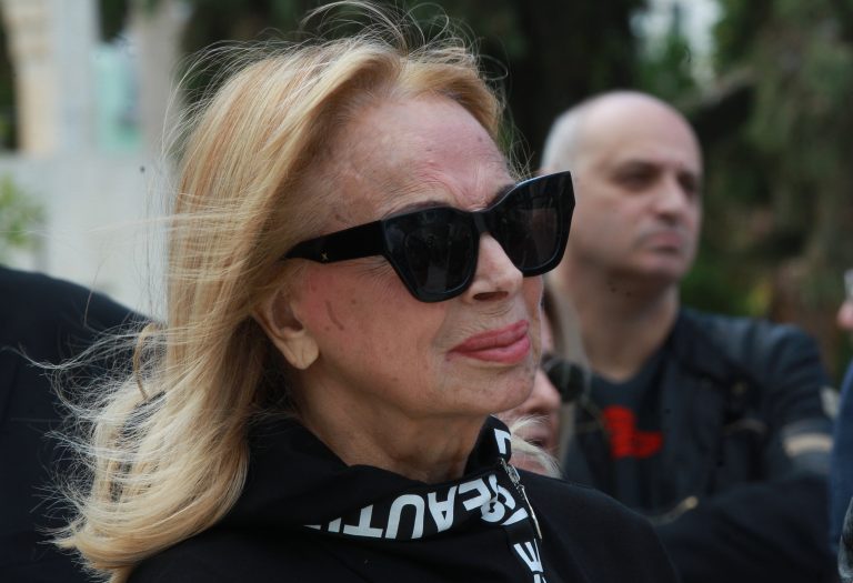 Άννα Φόνσου με γυαλιά ηλίου