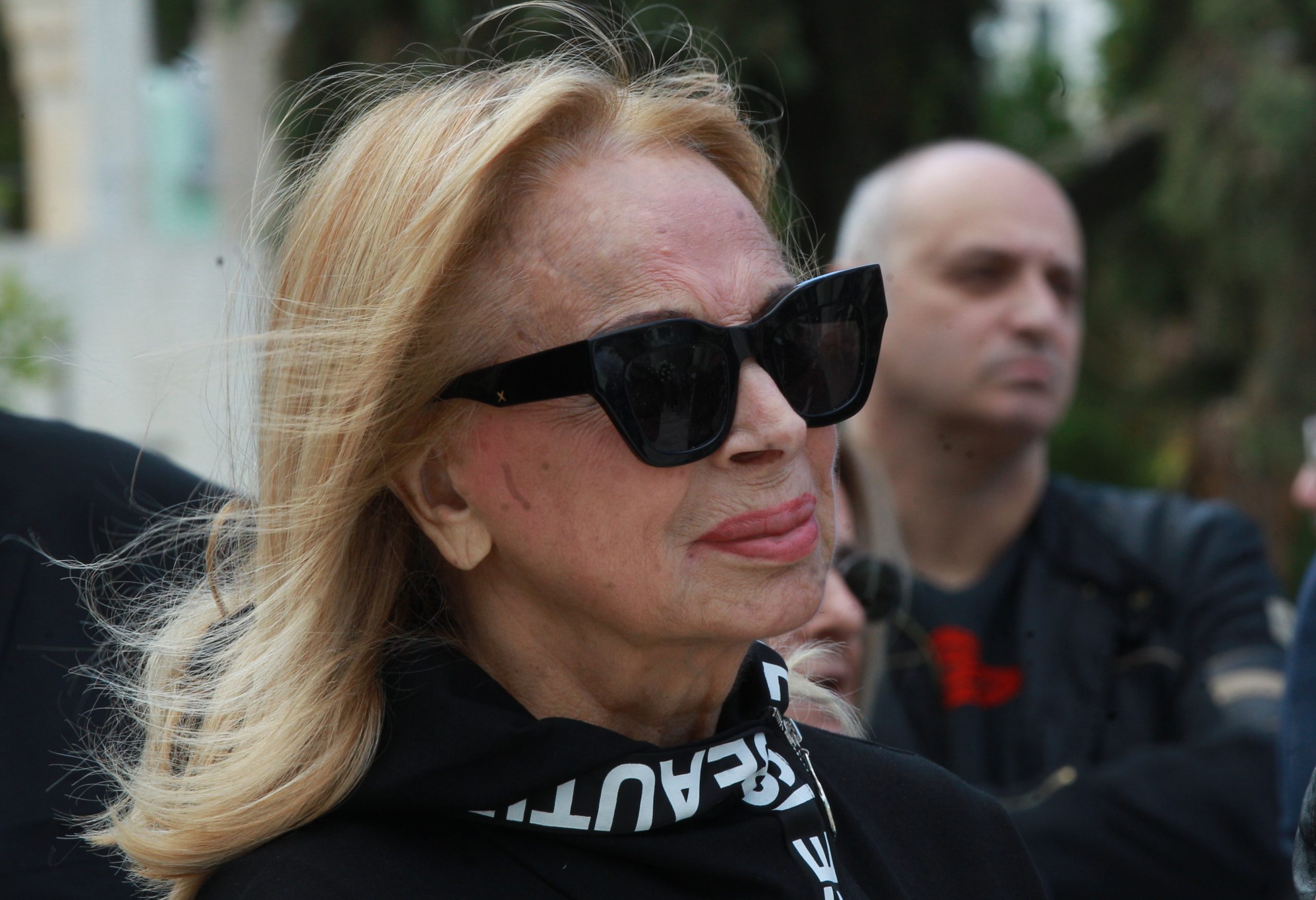 Άννα Φόνσου με γυαλιά ηλίου